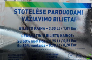 Ant kabinų atsiradę užrašai su bilietų kainomis eurais