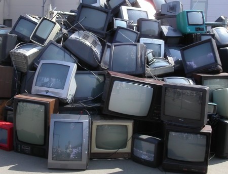 Сдать нерабочий телевизор. Свалка телевизоров. Старый телевизор с кинескопом. Свалка старых телевизоров. Скупают старые телевизоры.
