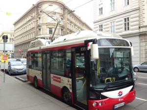 Elektrinis autobusas Vienoje (nuotraukos autorius Andrew Nash, wikimedia.org)