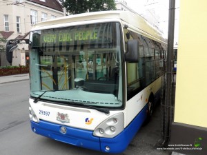 Ryga, rezervinis troleibusas. Užrašas sako „Labai šaunūs žmonės“.